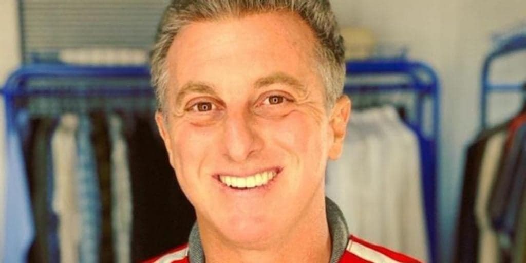 Luciano Huck tem foto com Marcius Melhem divulgada após acusação de assédio e é detonado: "Será que já apagou?"