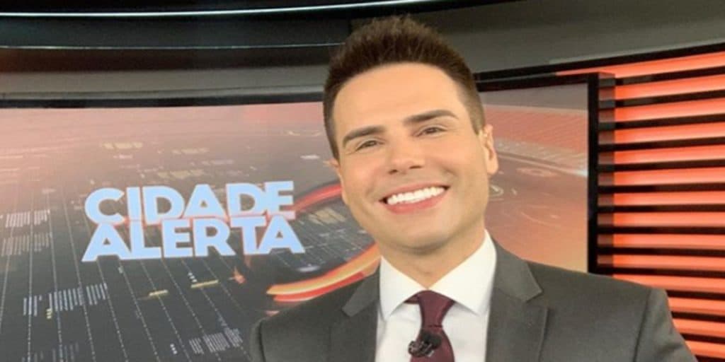 Luiz Bacci leva dura da Record por postura informal nas redes