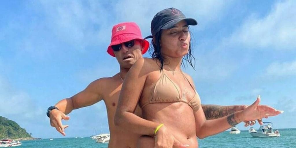 MC Loma troca carícias com homem mais velho após completar 18 e divide a web: "Cruelmente iludida"