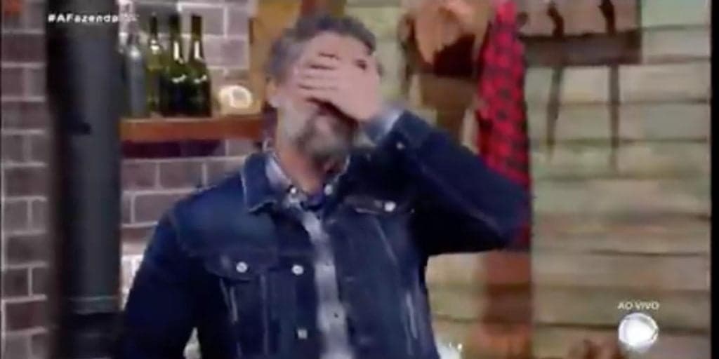 Marcos Mion cai no choro em A Fazenda 12