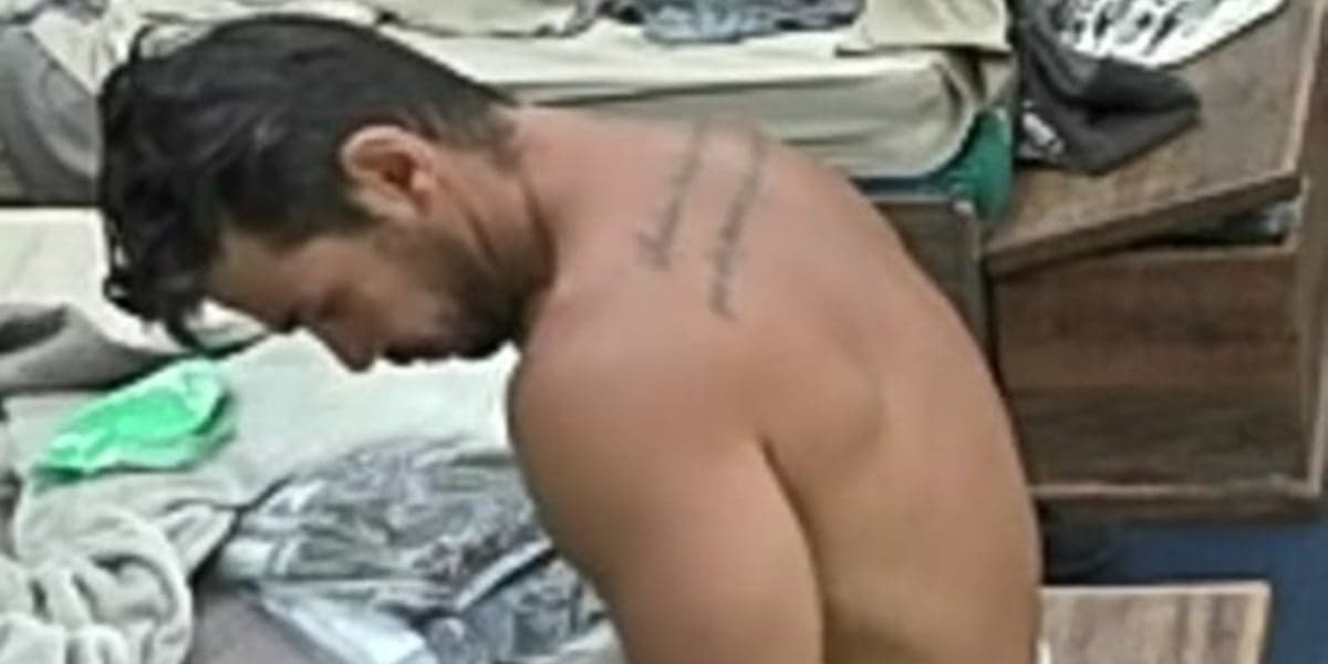O cantor Mariano deixou escapar parte íntima ao trocar de roupa em A Fazenda 12 (Foto: Reprodução) O cantor Mariano deixou escapar parte íntima ao trocar de roupa em A Fazenda 12 (Foto: Reprodução)