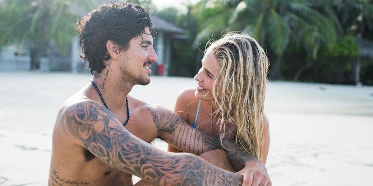 Gabriel Medina troca declarações com a namorada Yasmin Brunet em praia no litoral de São Paulo (Foto: Reprodução/Alex Postigo) Gabriel Medina troca declarações com a namorada Yasmin Brunet em praia no litoral de São Paulo (Foto: Reprodução/Alex Postigo)