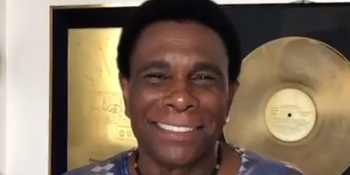 Neguinho da Beija-Flor perdeu o neto de 20 anos após tiroteio em Baile Funk (Foto: Reprodução) Neguinho da Beija-Flor perdeu o neto de 20 anos após tiroteio em Baile Funk (Foto: Reprodução)