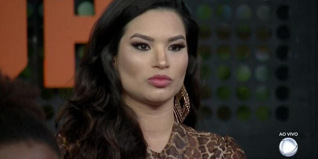A Fazenda 12: Raissa Barbosa flagra Lidi Lisboa e Lucas Selfie em momento íntimo e fica furiosa
