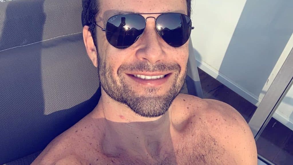 Sergio Marone sensualiza em clique ousado