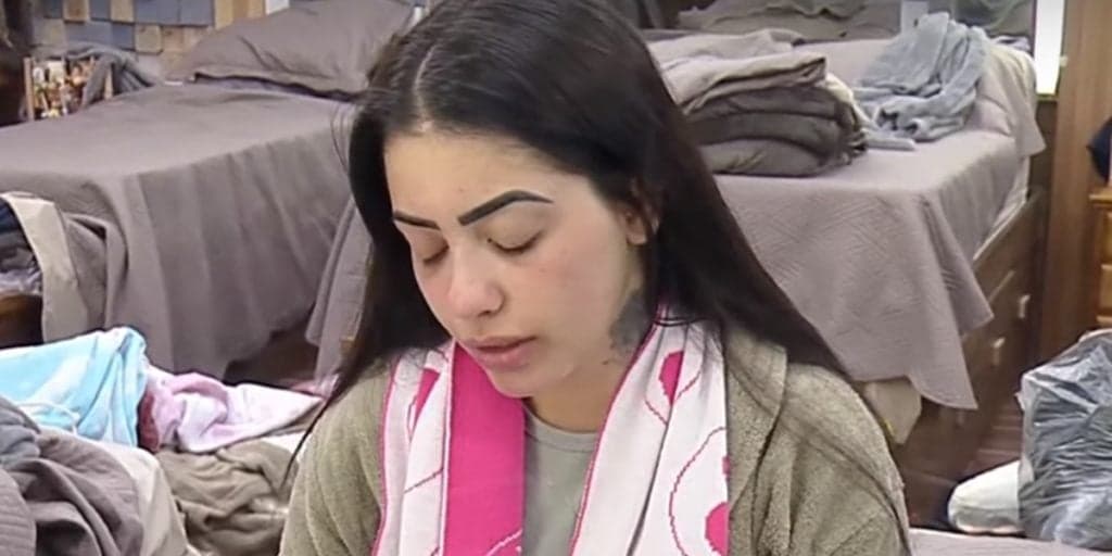 A Fazenda 12: MC Mirella cai no choro e saudade do ex é apontada como causa: "não esqueceu"