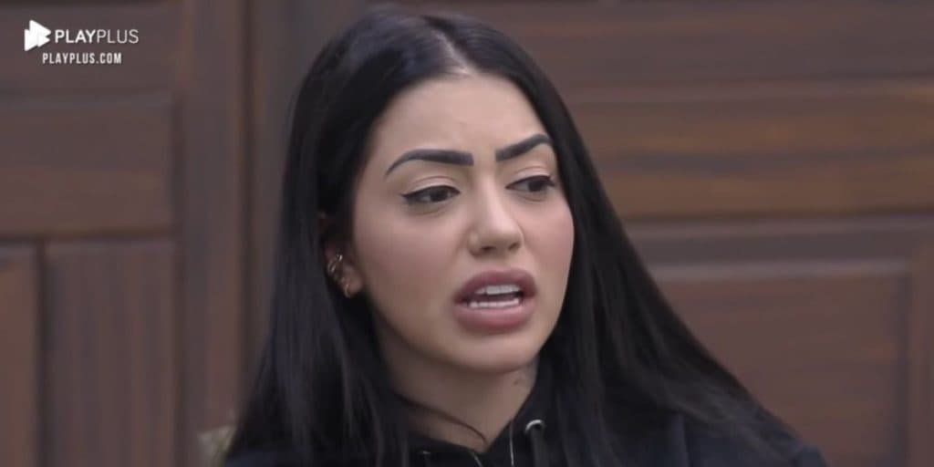 A Fazenda 12: MC Mirella tem recaída, se desmancha ao ver foto com o ex e faz declaração: "saudade"