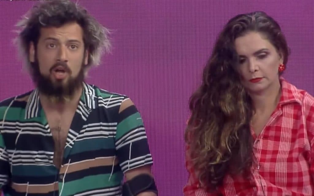 A Fazenda 12: Cartolouco ridiculariza Luiza Ambiel, tenta imitá-la e é escorraçado: "Covarde"