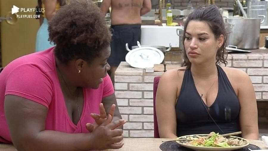A Fazenda 12: Jojo Todynho perde a cabeça com Raissa e fala da modelo pelas costas: "Não vou ajudar''
