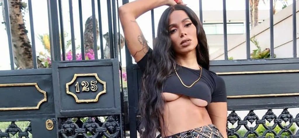 Anitta entra em guerra com jornalista e detona: "Comer seu ** com um cintaralho"