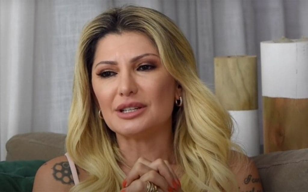 Antonia Fontenelle é flagrada durante momento íntimo na praia com homem bombadão e fotos são vazadas