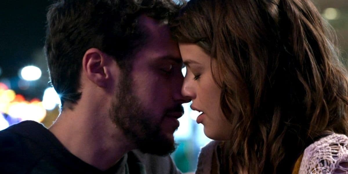 Giovanni não resiste e beija Camila na novela das sete 