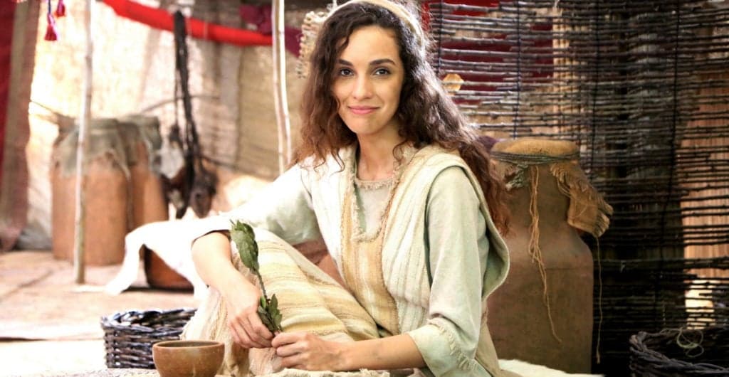 Atriz de novela bíblica assume namoro com uma mulher e expõe atitude da Record TV: "Tinha medo''
