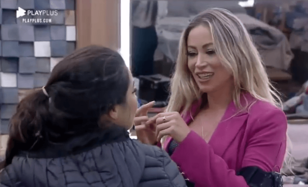 A Fazenda 12: Carol Narizinho fala com Raissa antes da roça: "Lixo"