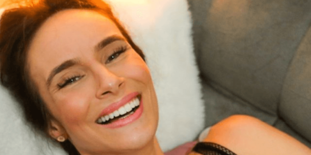 Atriz de Chiquititas tem parto às pressas no sofá de casa e choca com fotos impressionantes; confira