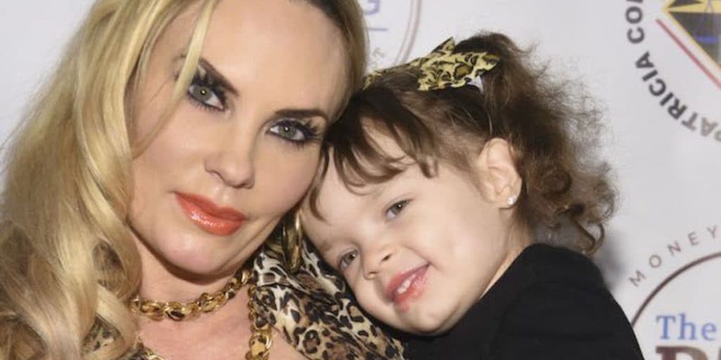 Atriz passa dos limites, beija filha de quatro anos na boca e recebe chuva de críticas: "pedofilia"