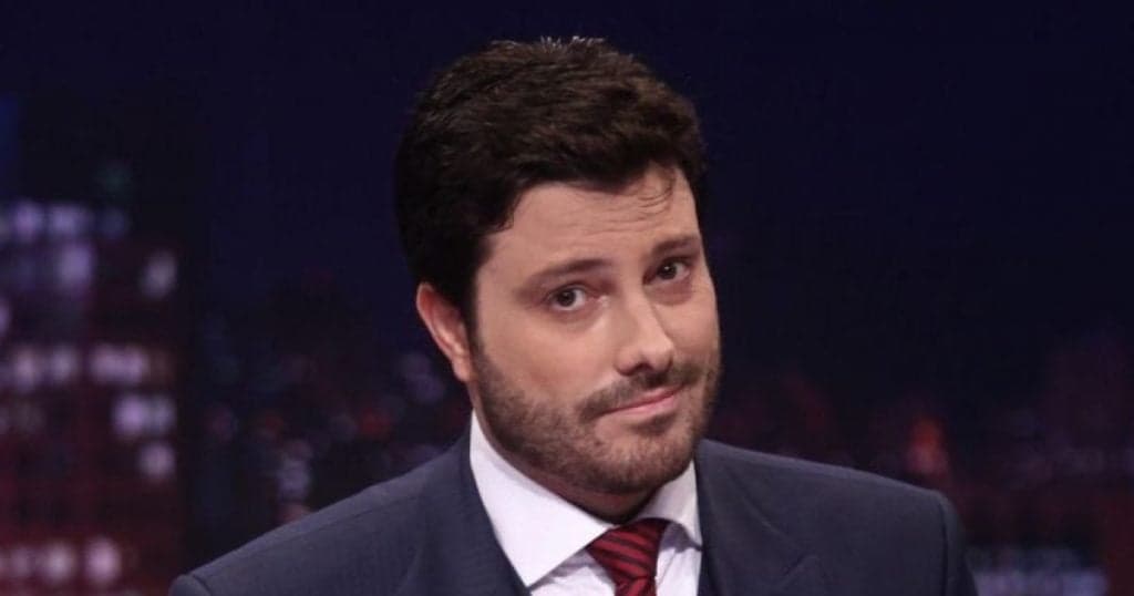 Danilo Gentili recebe notícia de processo dentro do camarim do SBT