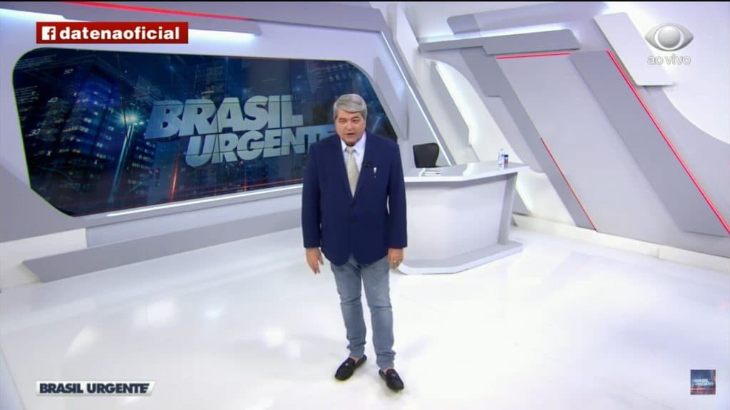 Datena abre programa e entrega para Catia Fonseca que não está usando roupa íntima: "Não gosto"