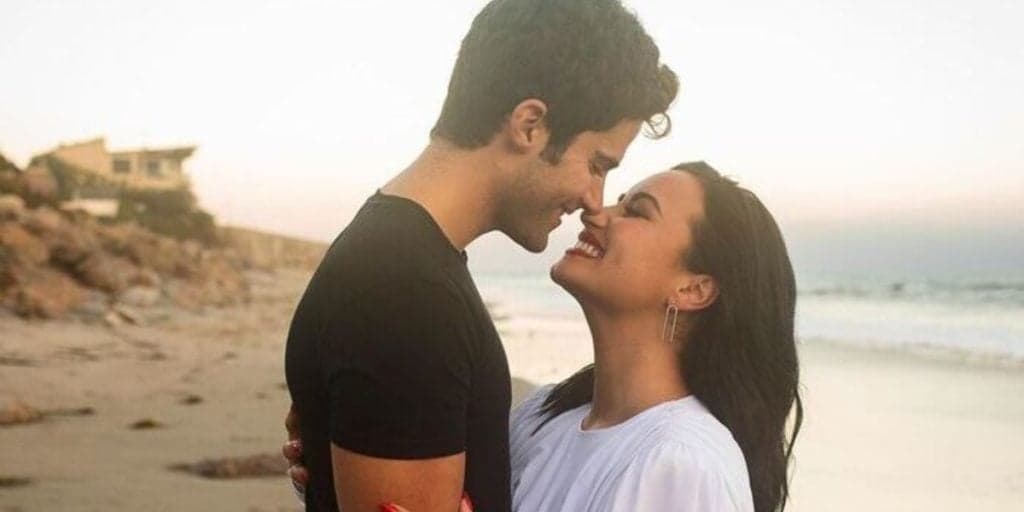 Ex-noivo de Demi Lovato é flagrado aos prantos no local onde pediu cantora em casamento: "triste"