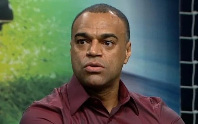 Denílson surge em luto por morte do sogro