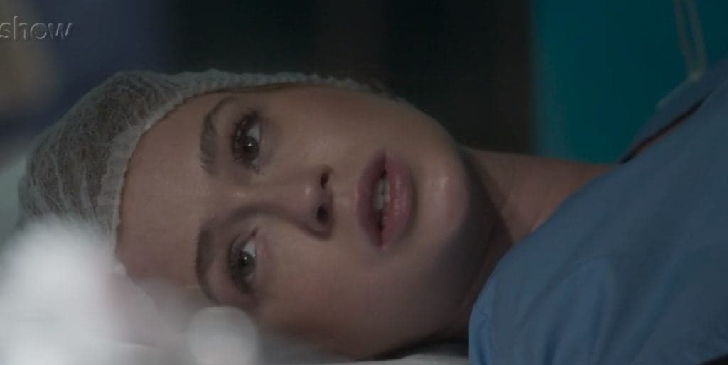 Totalmente Demais: Ao se desesperar com facada, Eliza se doa e espera milagre