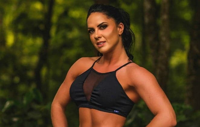 Graciele Lacerda surge sendo 'enforcada' por cabide