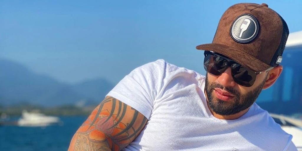 Gusttavo Lima surge sem camisa em festinha