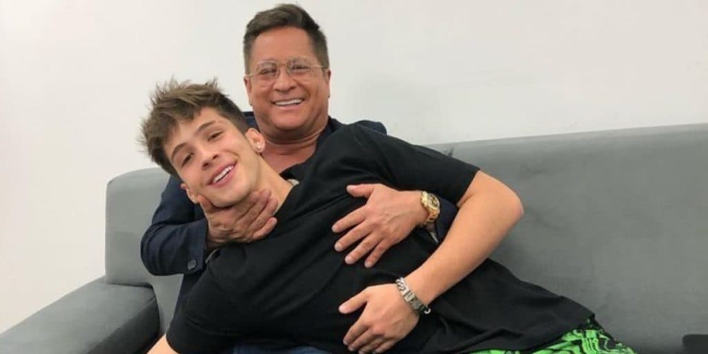João Guilherme, filho de Leonardo, usa calça mole e deixa tudo balançando