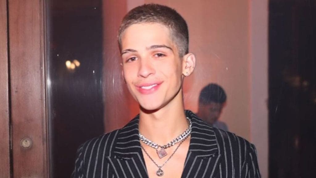 João Guilherme, filho de Leonardo, tira a roupa, pinta as unhas e parte íntima peludinha escapa, após assumir