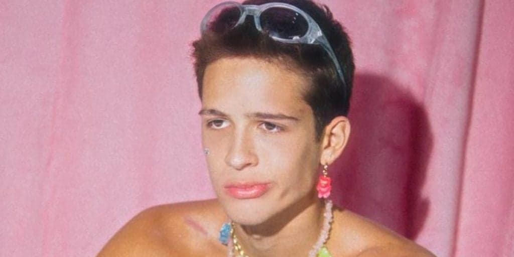 João Guilherme passa batom, pinta as unhas e surge com brincos enormes