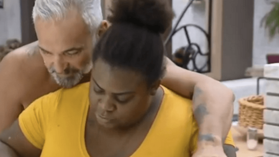 Jojo Todynho é encoxada por Mateus Carrieri em A Fazenda 12 e recebe pedido sexual: "Quero boq****"