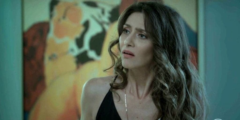 A Força do Querer: Joyce vê ligação de Irene para o marido e estranha proximidade entre os dois