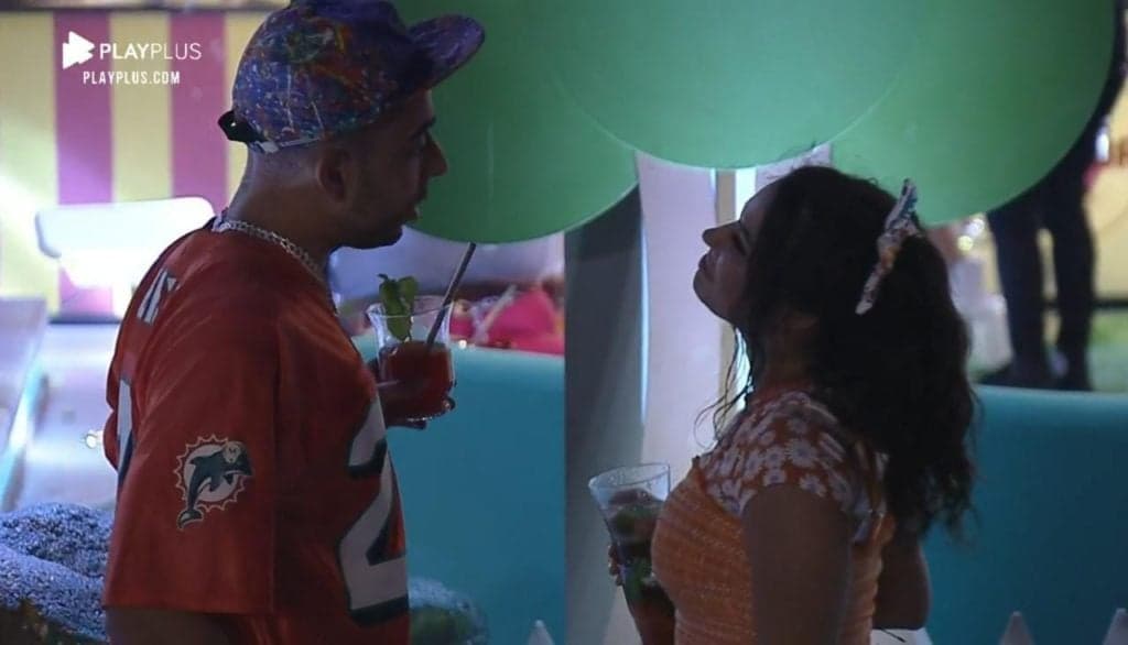 A Fazenda 12: Raissa e Lucas se beijam após quebra pau e ela assume: "Estou apaixonada''