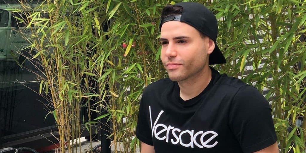 Luiz Bacci brinca com colega de emissora