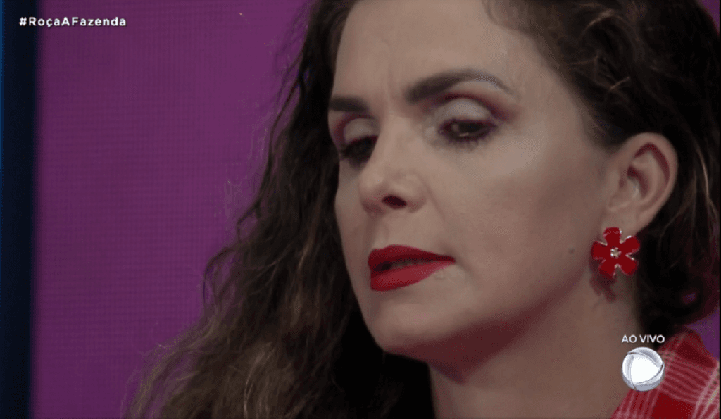 A Fazenda 12: Após ir para o edredom, Luiza Ambiel é traída por Cartolouco e jogada na roça