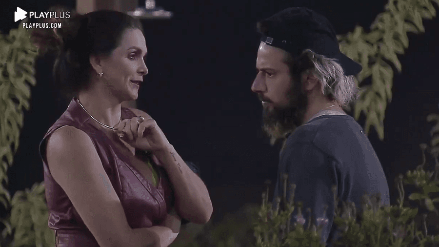 A Fazenda 12: Luiza Ambiel, após cena de ciúmes, agarra Cartolouco e dá beijão: "Coisa mais linda''
