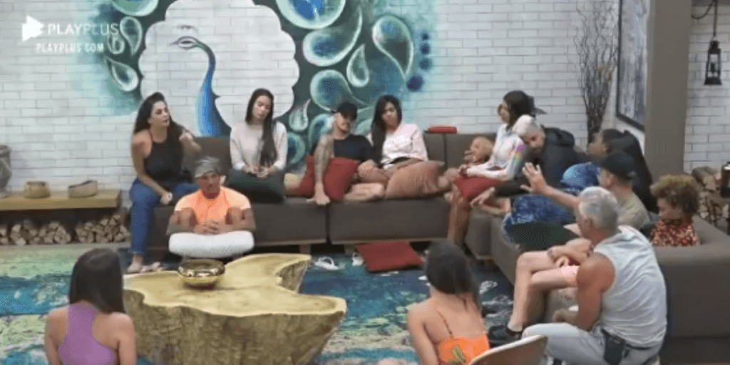 A Fazenda 12: Luiza e Mateus armam barraco na sala após peoa expor colega na frente de todos: "Que feio"