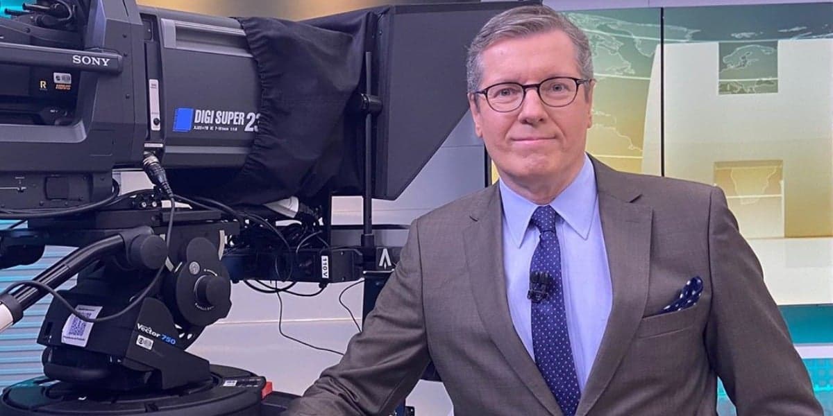 Márcio Gomes nos bastidores do "Jornal Hoje", da TV Globo (Foto: Reprodução/Instagram)