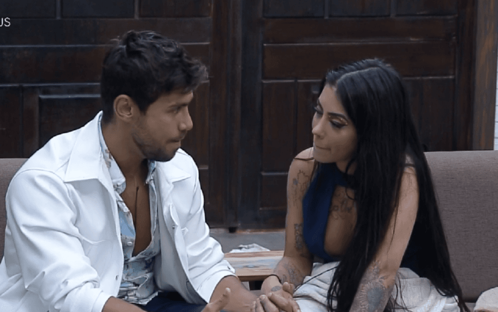 A Fazenda 12: clima esquenta entre Mariano e Mirella na madrugada: “Louca pra beijar”