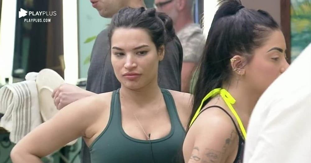 A Fazenda 12: Mirella e Raissa protagonizam discussão e Stéfani aparta briga: "Não precisa brigar"