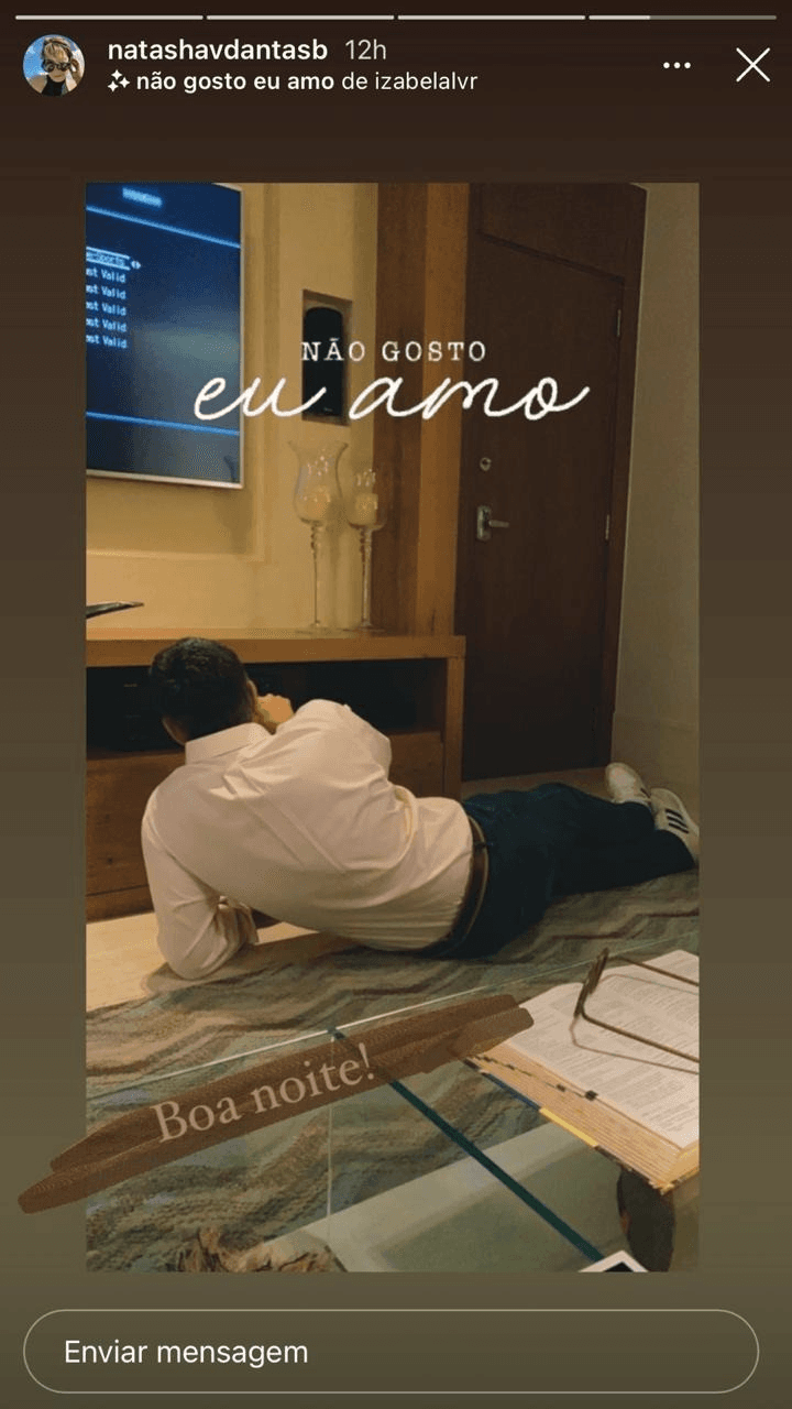 Natasha Dantas expôs um momento de intimidade de William Bonner em sua casa (Foto: reprodução/Instagram)