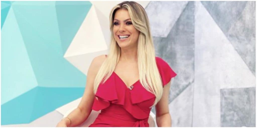 Renata Fan abaixa em vestidinho curtinho, explode e público massacra o que vê: "Tá lá em cima"