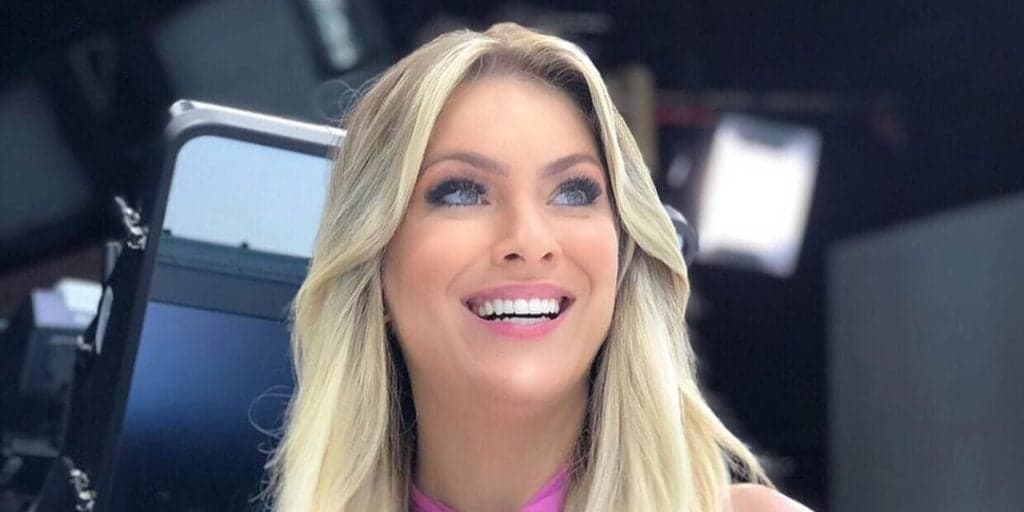 Renata Fan levanta a camisa e chama atenção com corpão
