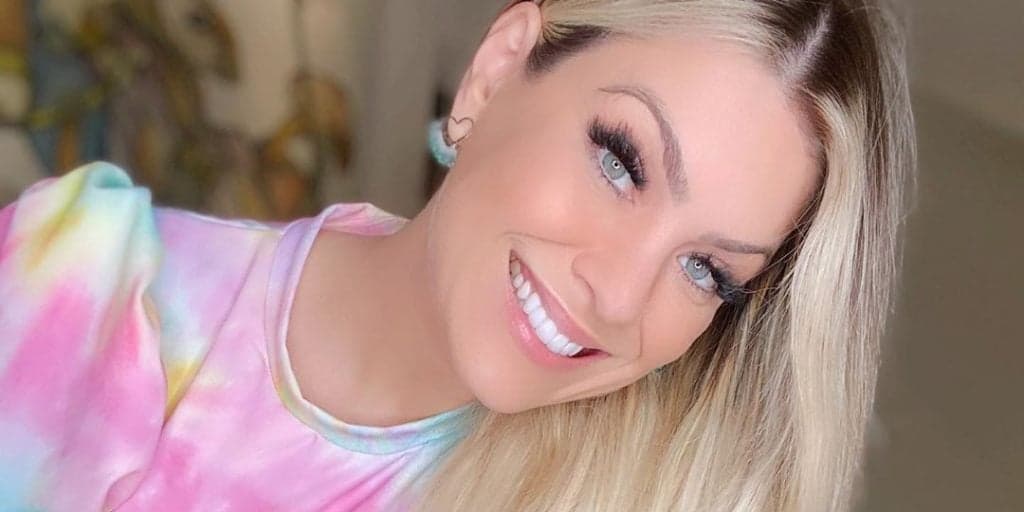Renata Fan expõe seios explodindo em biquíni minúsculo e assume verdade: "Tudo isso e muito mais"