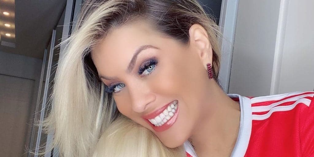 Renata Fan joga o rabo em saia apertada no 'Jogo Aberto'
