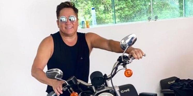 Leonardo é flagrado sem as calças em vídeo