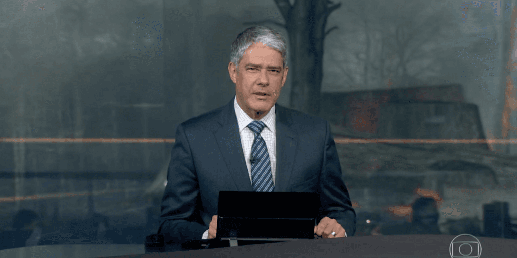 William Bonner fecha a cara ao ser derrubado no JN e vídeo de cabeça abaixada viraliza: "Tenho que dizer"