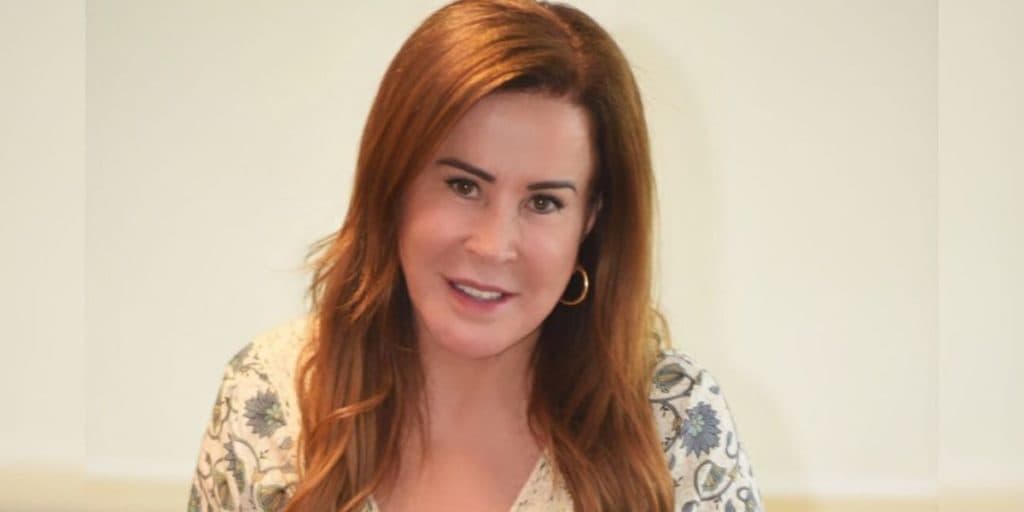 Zilu vira de costas, levanta uma perna e empina bem forte pro alto: "Mais bonita que a atual"