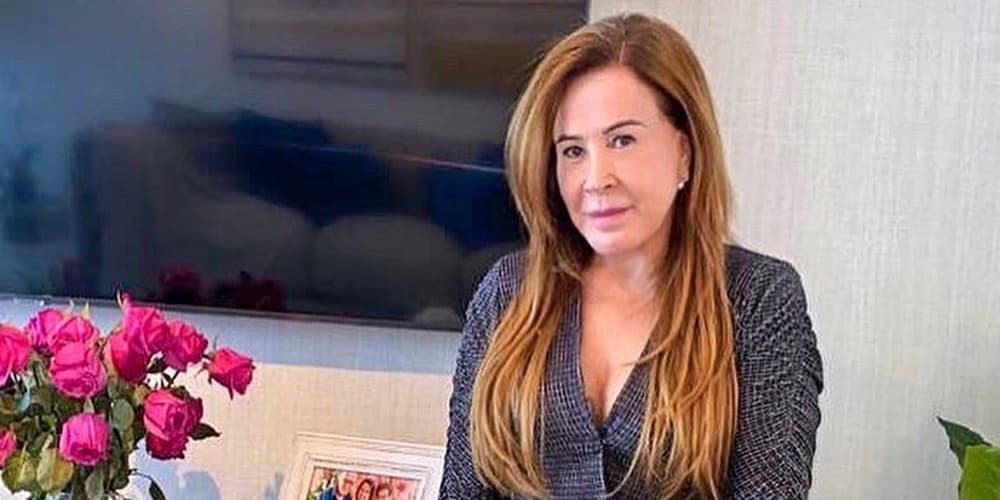 Zilu, aos 62 anos, cruza as pernas com biquíni fininho e seios explodindo ficam à mostra: "Gostosa"