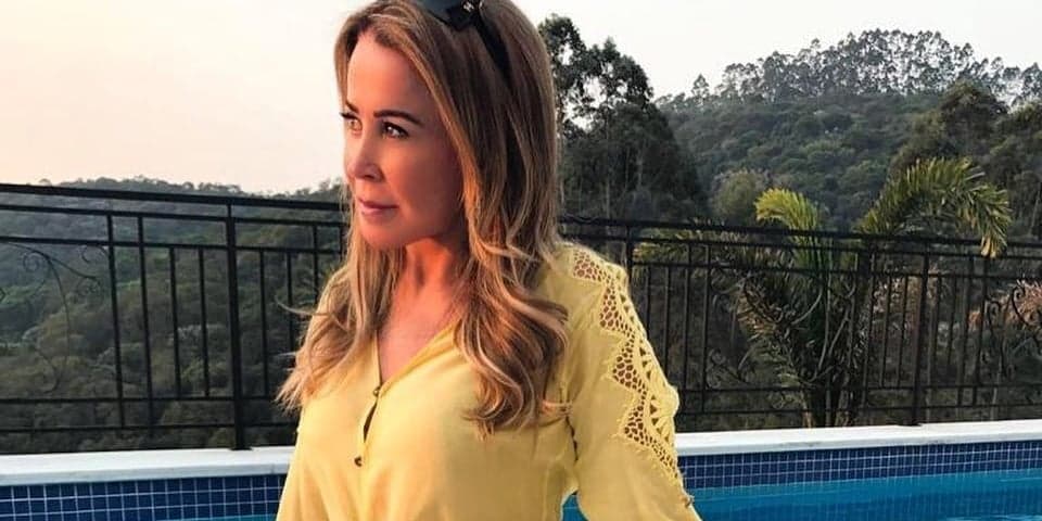 Zilu joga o rabo apertado pra trás e parte íntima gigante aparece em calça fininha: "Mostrando tudo"